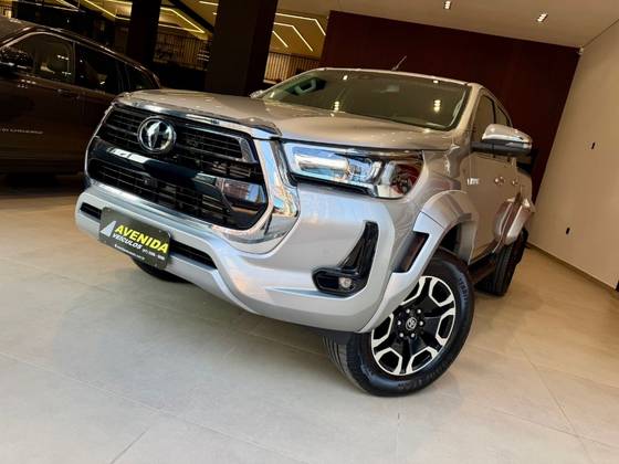 TOYOTA HILUX 2.8 D-4D TURBO DIESEL CD SRX PLUS 4X4 AUTOMÁTICO TOYOTA HILUX 2.8 D-4D TURBO DIESEL CD SRX PLUS 4X4 AUTOMÁTICO